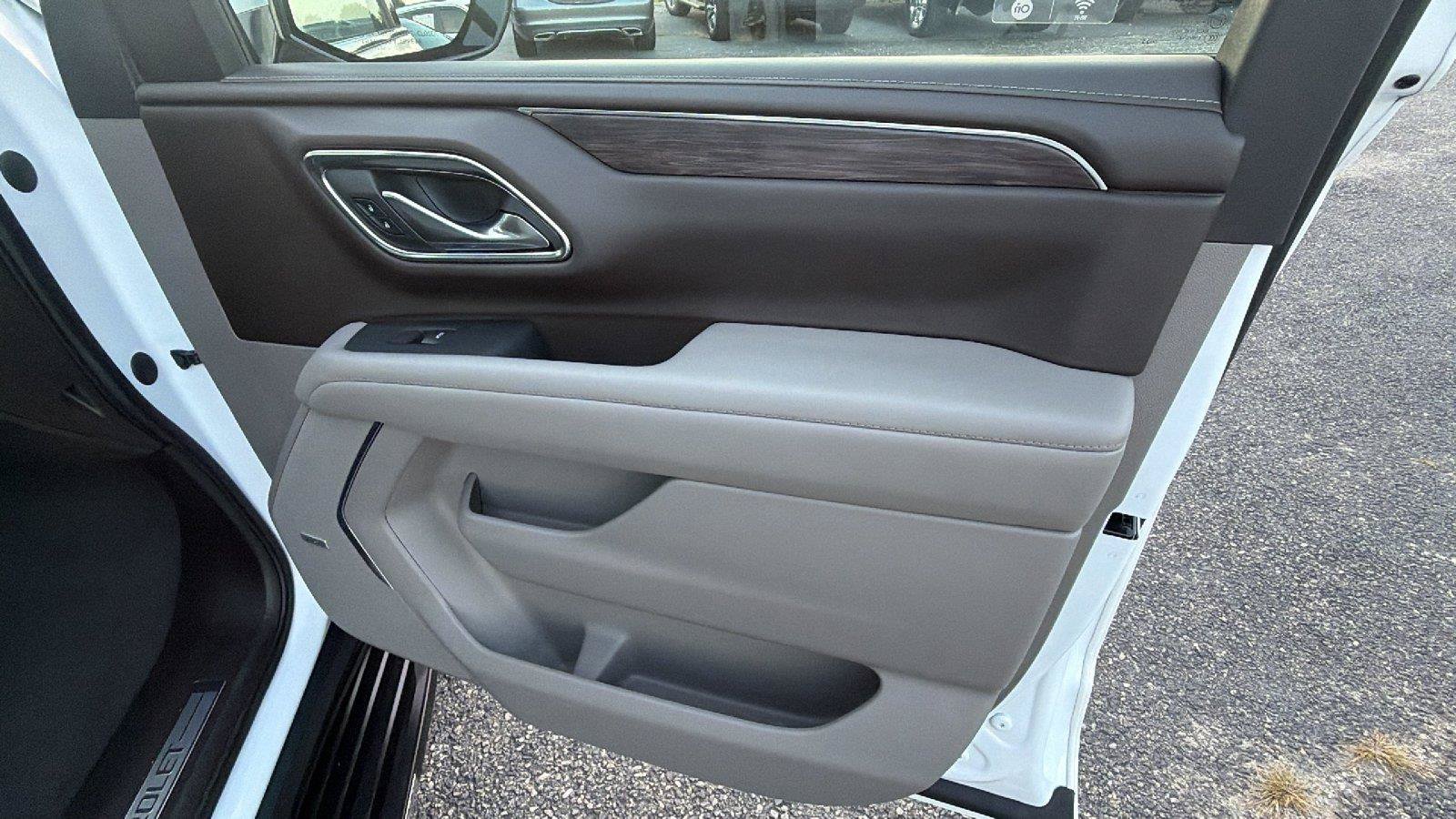Used 2023 Chevrolet Suburban LT RWD image 18