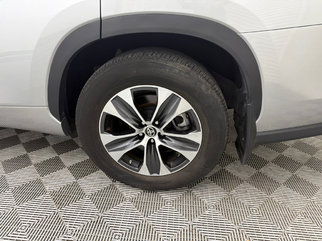Used 2024 Toyota Highlander XLE FWD image 21