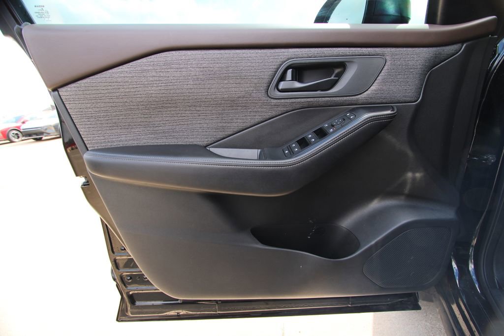 Used 2022 Nissan Rogue S image 34