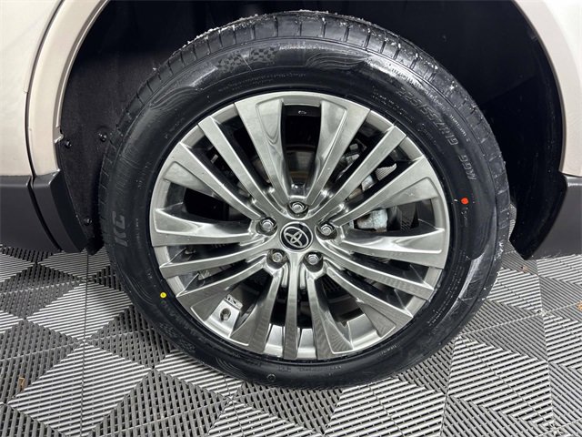 Used 2022 Toyota Venza XLE image 28