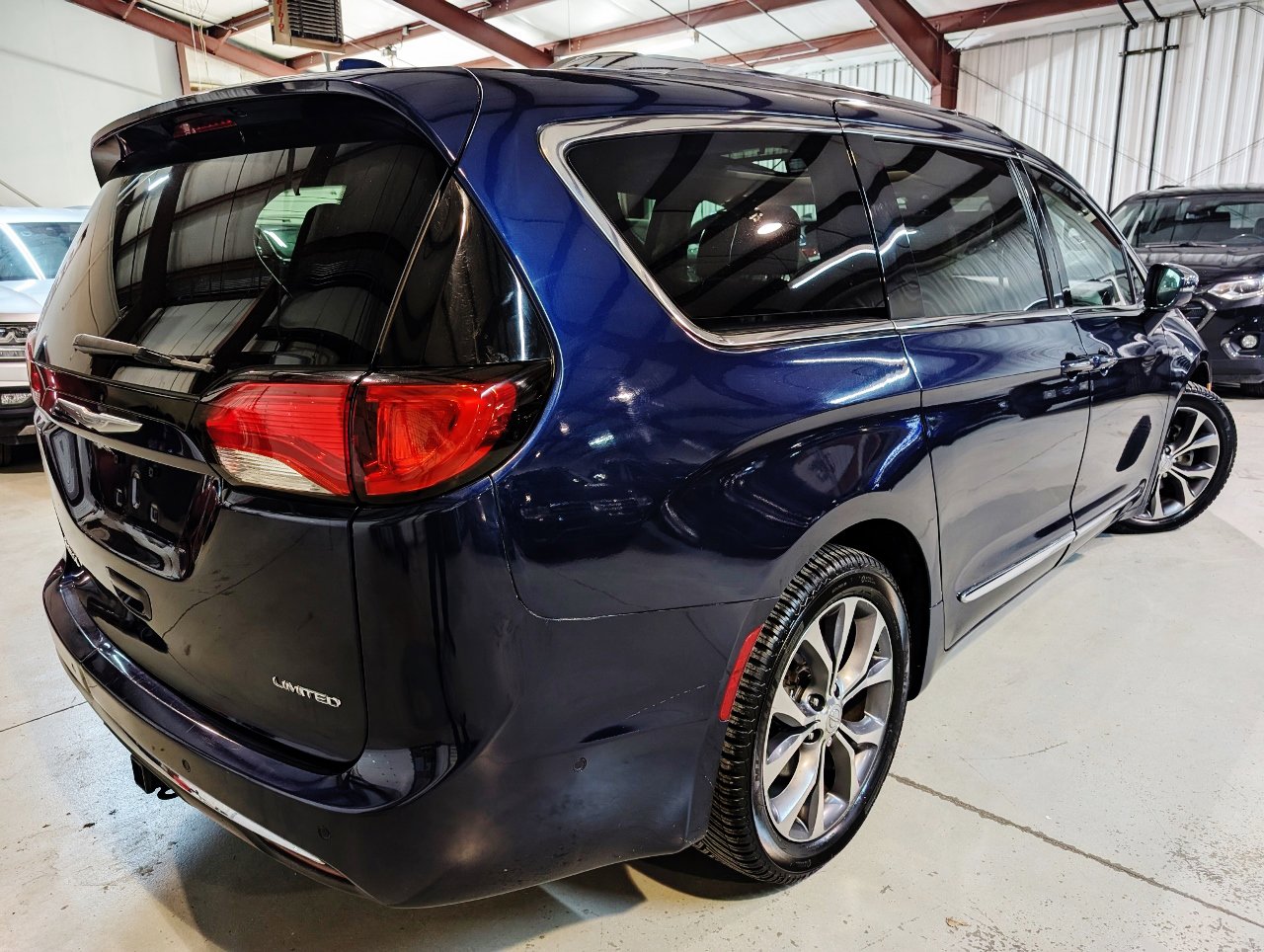 Used 2017 Chrysler Pacifica Limited image 12