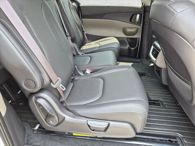 Used 2025 Kia Carnival EX FWD image 20