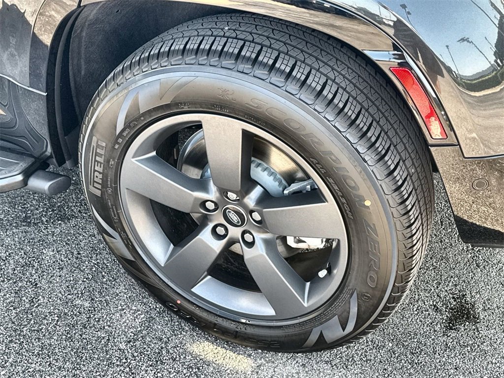 Used 2025 Land Rover Defender 130 X-Dynamic SE image 11