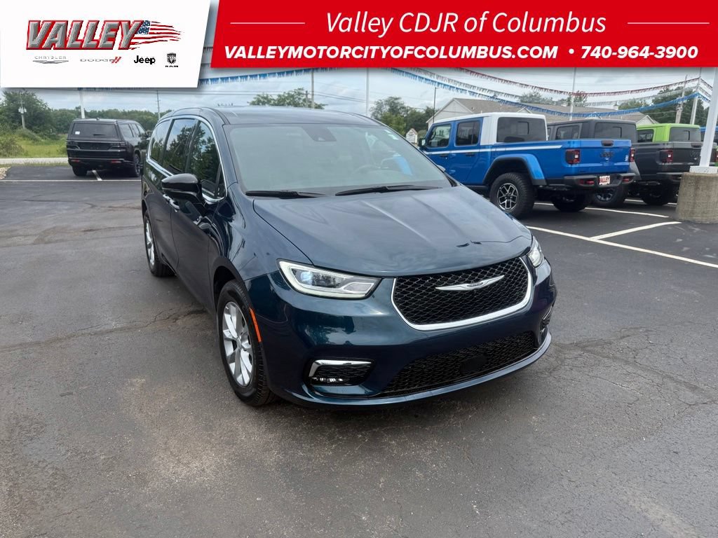 Used 2025 Chrysler Pacifica Select w/ Uconnect Theater Family Group
