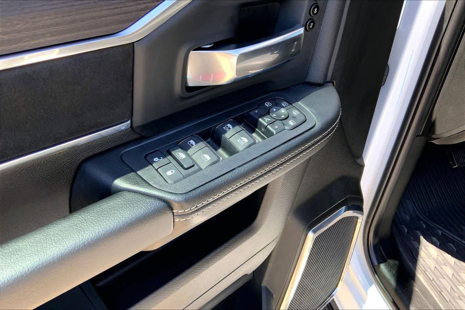 New 2026 RAM 2500 Laramie AWD/4WD image 18