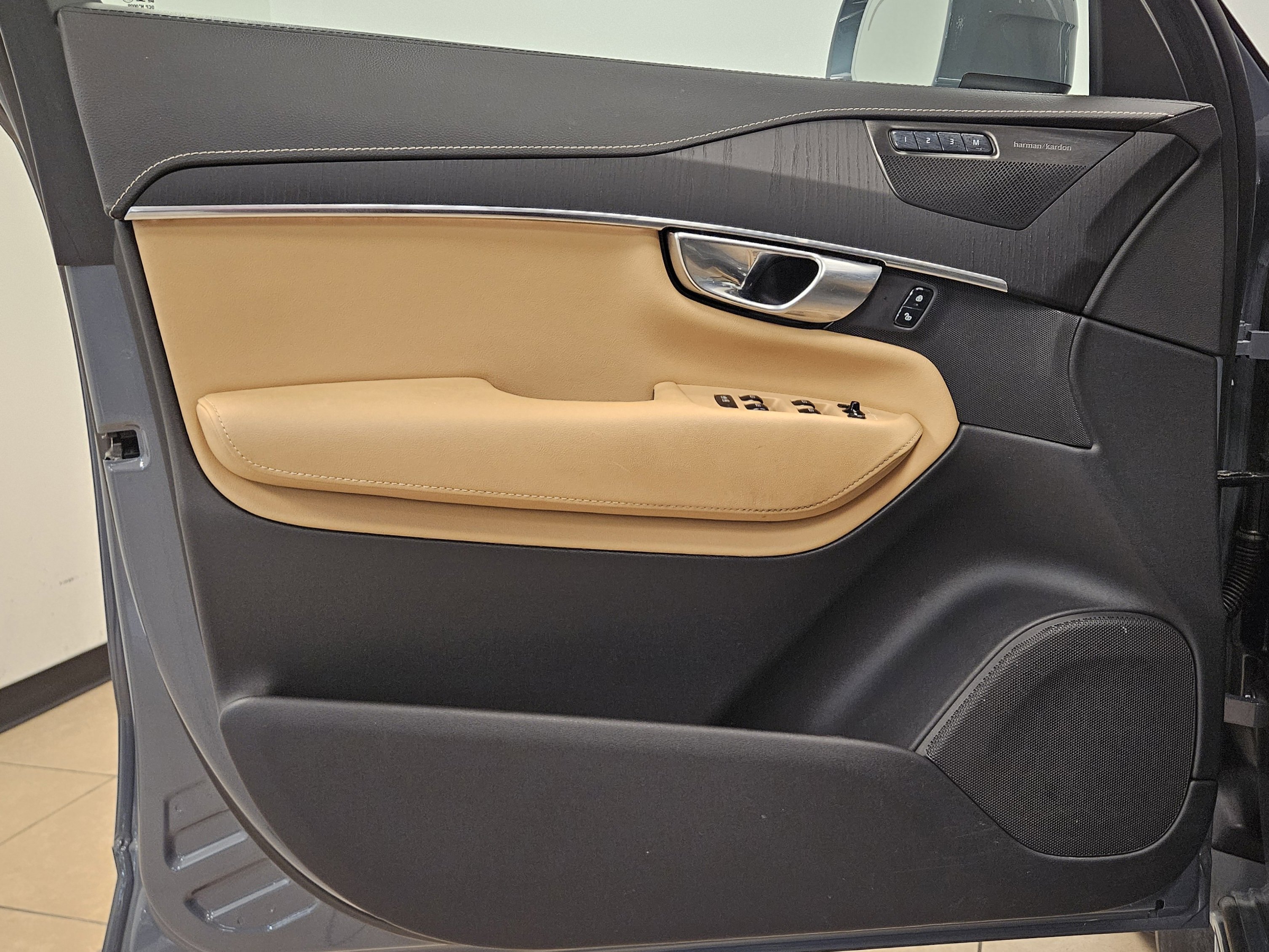 Used 2022 Volvo XC90 T8 Inscription image 12