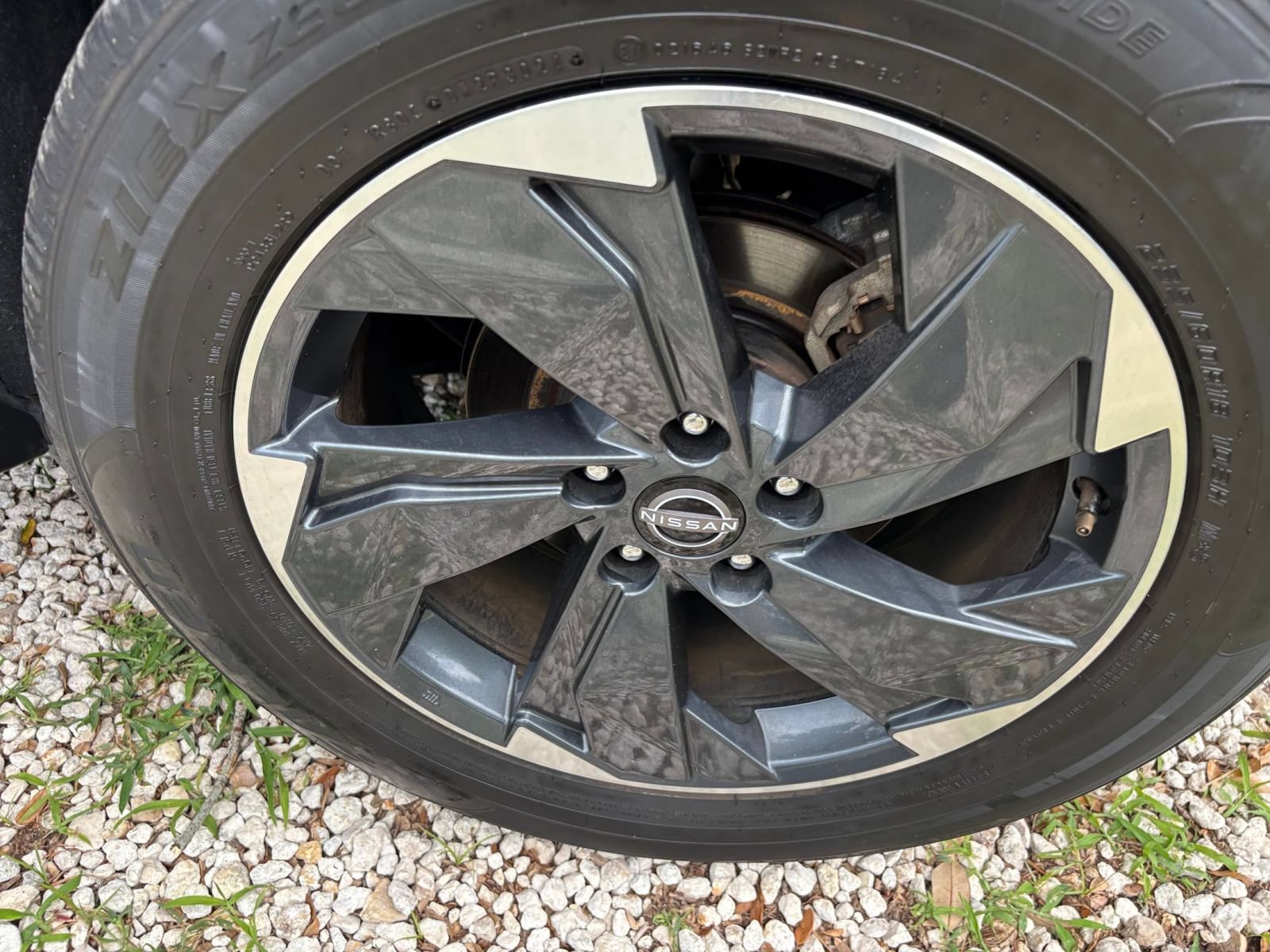 Used 2025 Nissan Rogue SV FWD image 31