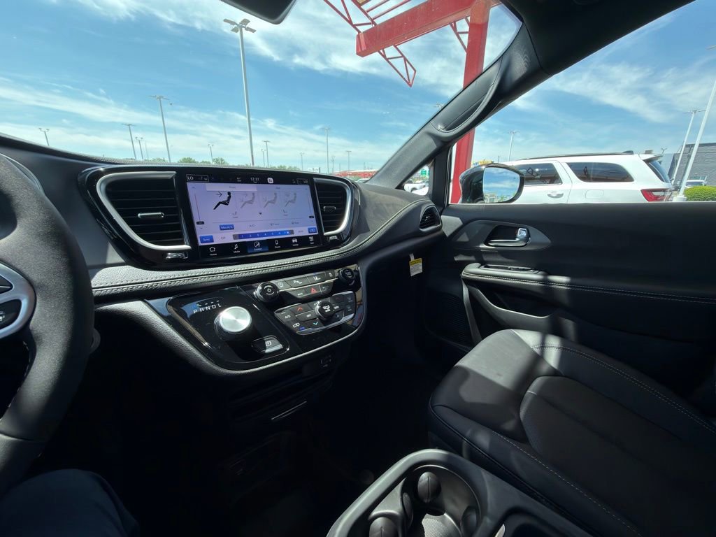 New 2027 Chrysler Pacifica Select FWD image 22