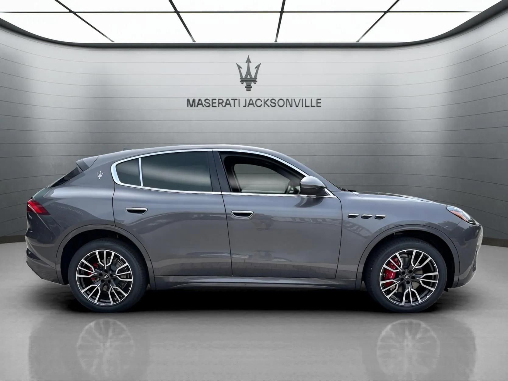 New 2025 Maserati Grecale GT image 5