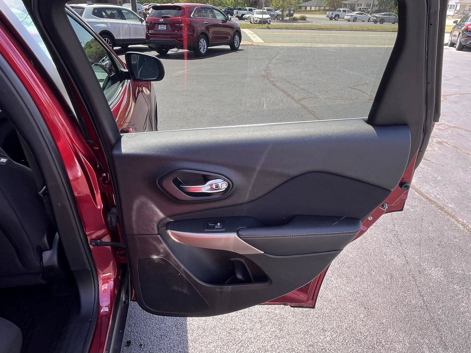Used 2017 Jeep Cherokee Latitude FWD image 16
