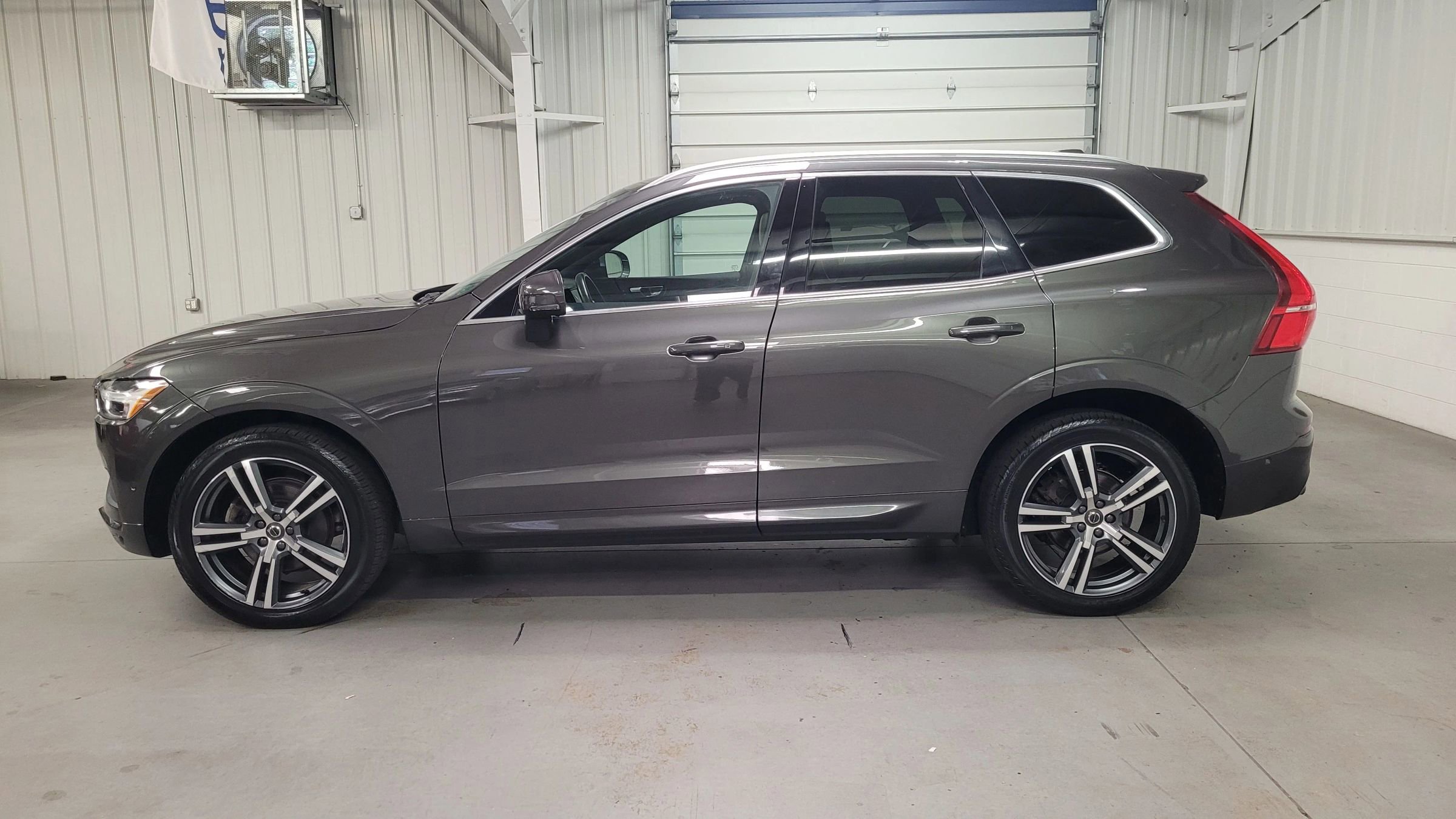 Used 2018 Volvo XC60 T5 Momentum w/ Vision Package image 3