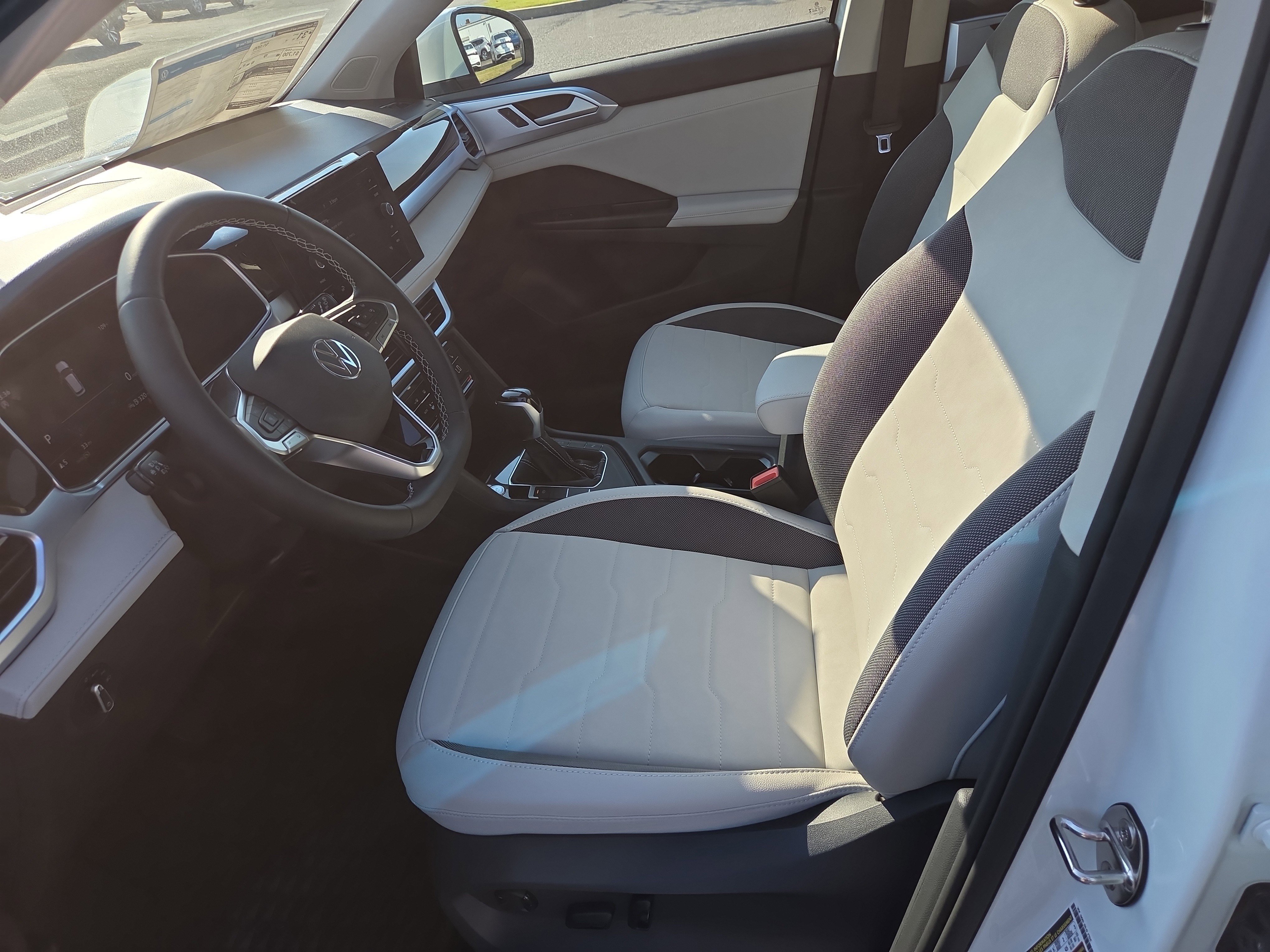 New 2025 Volkswagen Taos SE image 4