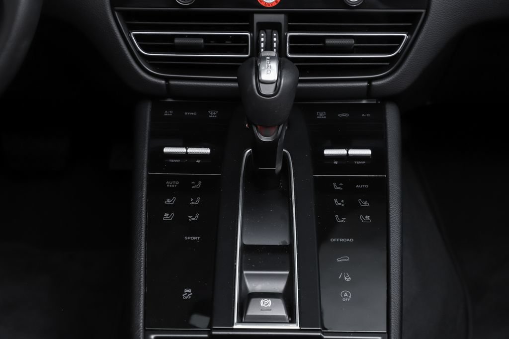 Used 2025 Porsche Macan AWD/4WD image 17