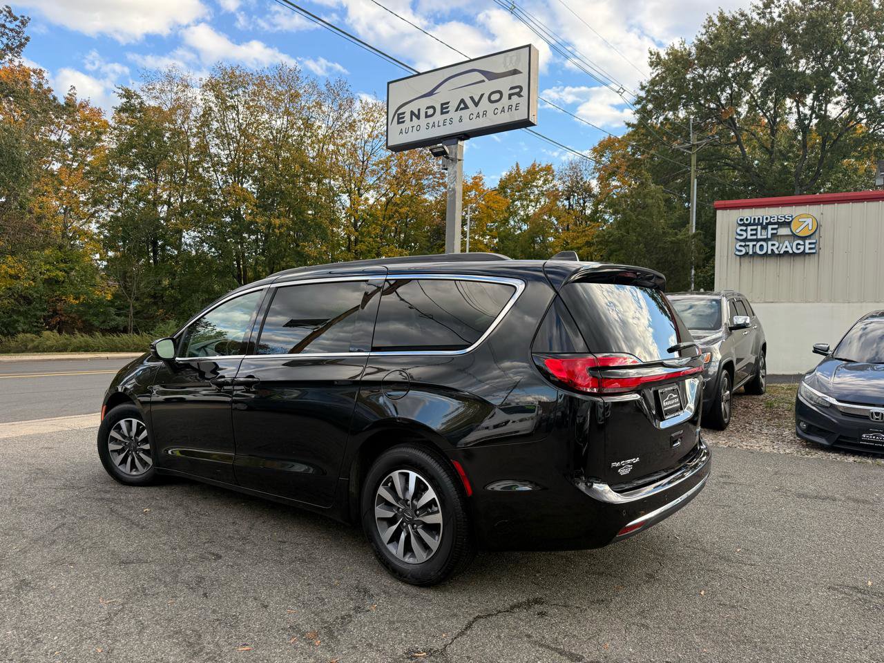 Used 2021 Chrysler Pacifica Touring w/ Cold Weather Group FWD image 5