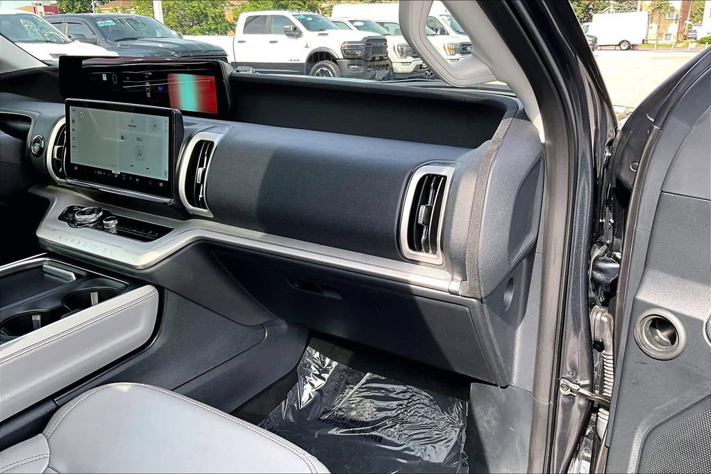 Certified 2025 Ford Expedition Active AWD/4WD image 15