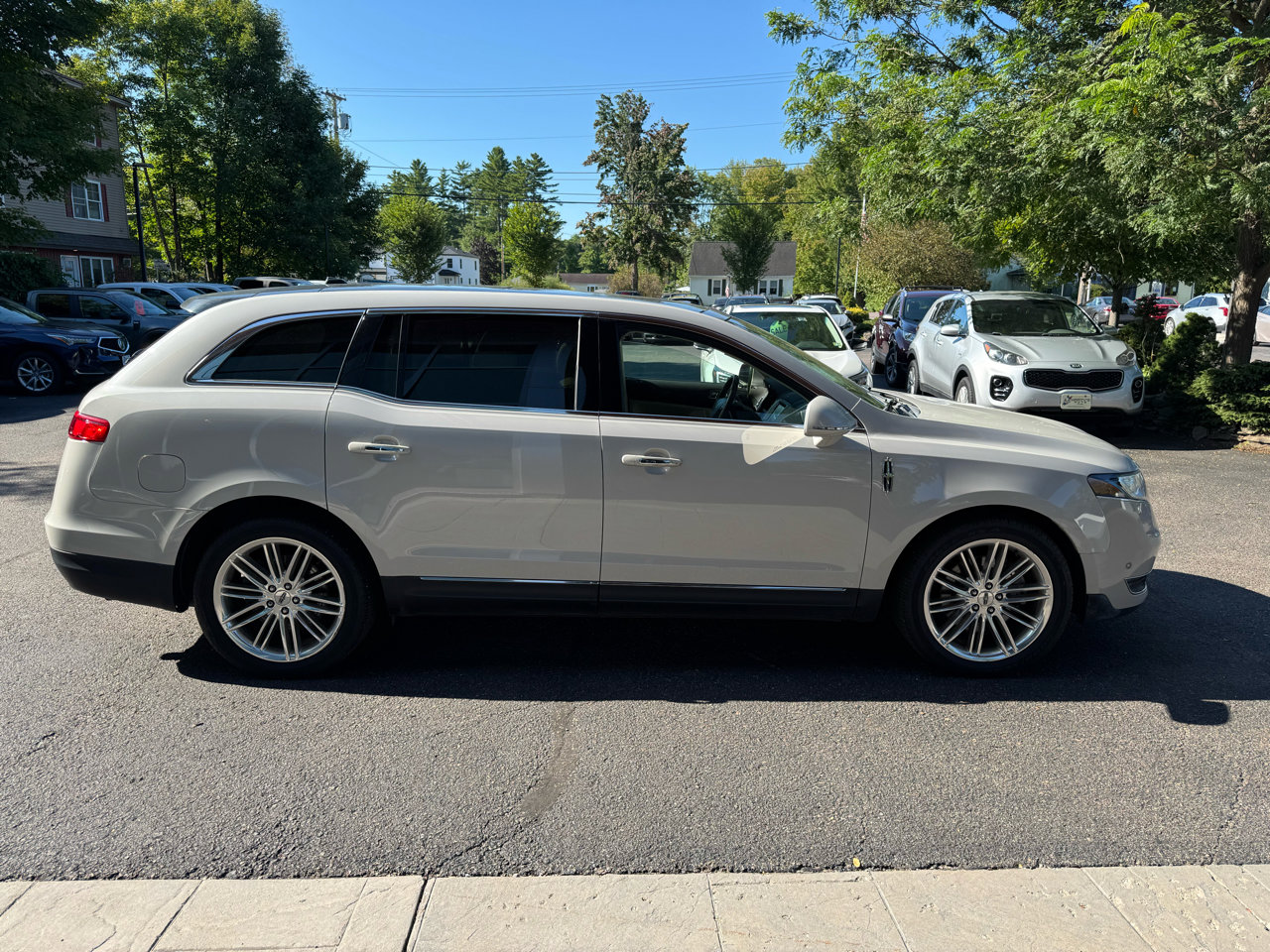 Used 2019 Lincoln MKT AWD image 6
