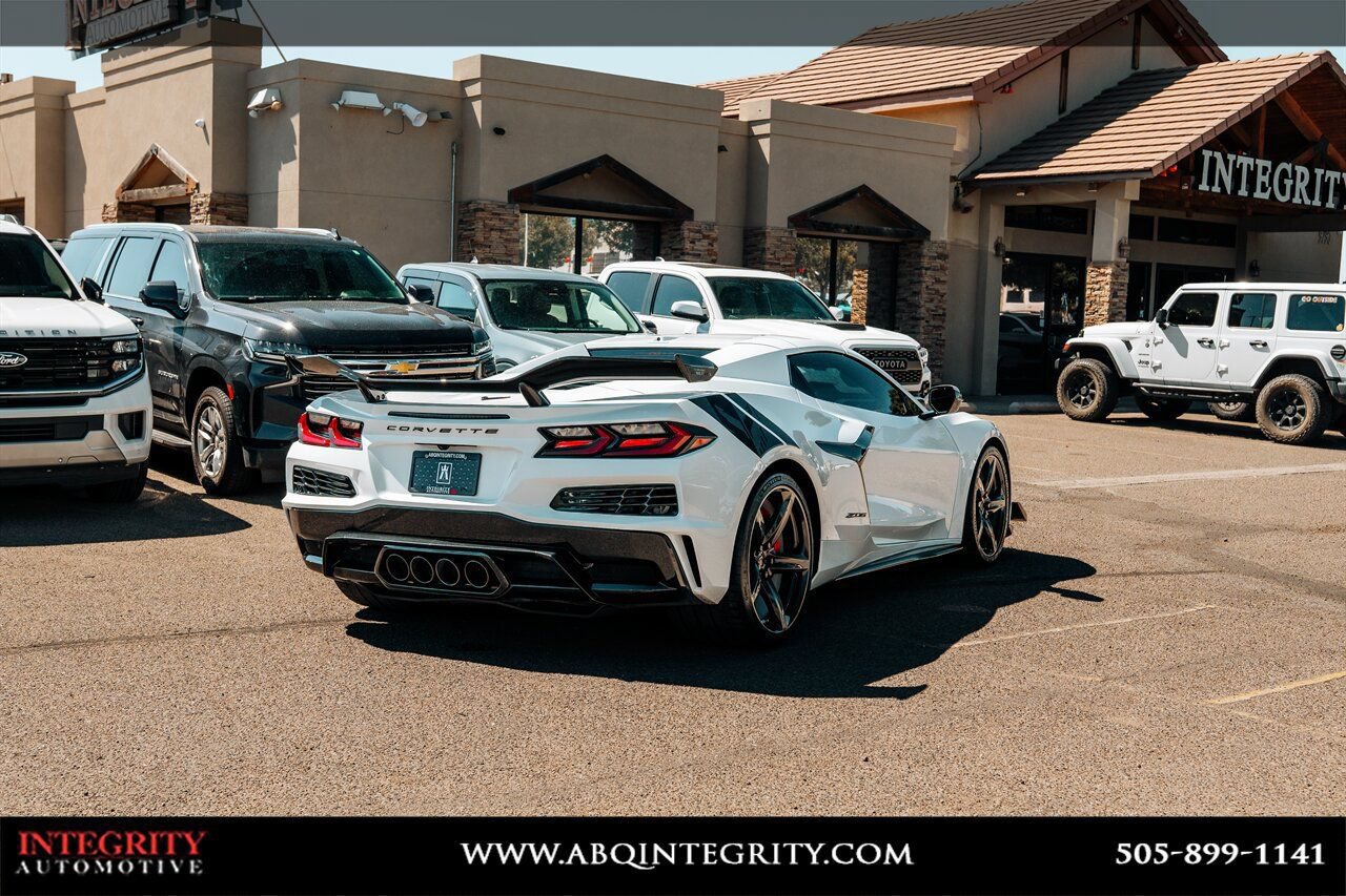 Used 2023 Chevrolet Corvette Z06 w/ Z07 Performance Package RWD image 7