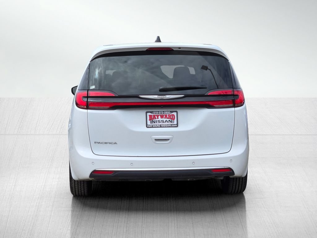 Used 2023 Chrysler Pacifica Touring-L FWD image 6