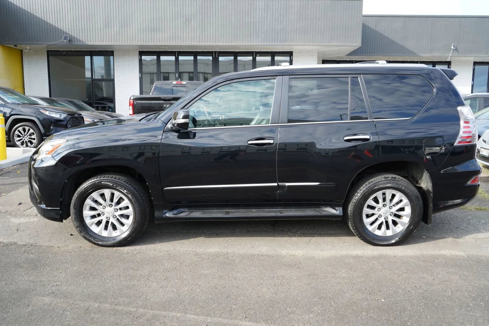 Used 2014 Lexus GX 460 AWD/4WD image 2
