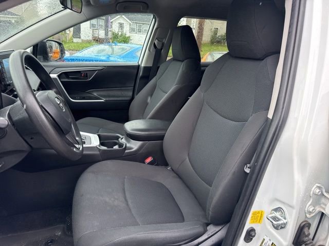 Used 2021 Toyota RAV4 LE AWD/4WD image 11