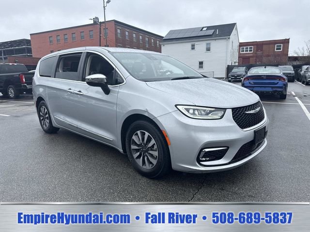 Used 2023 Chrysler Pacifica Limited FWD image 2