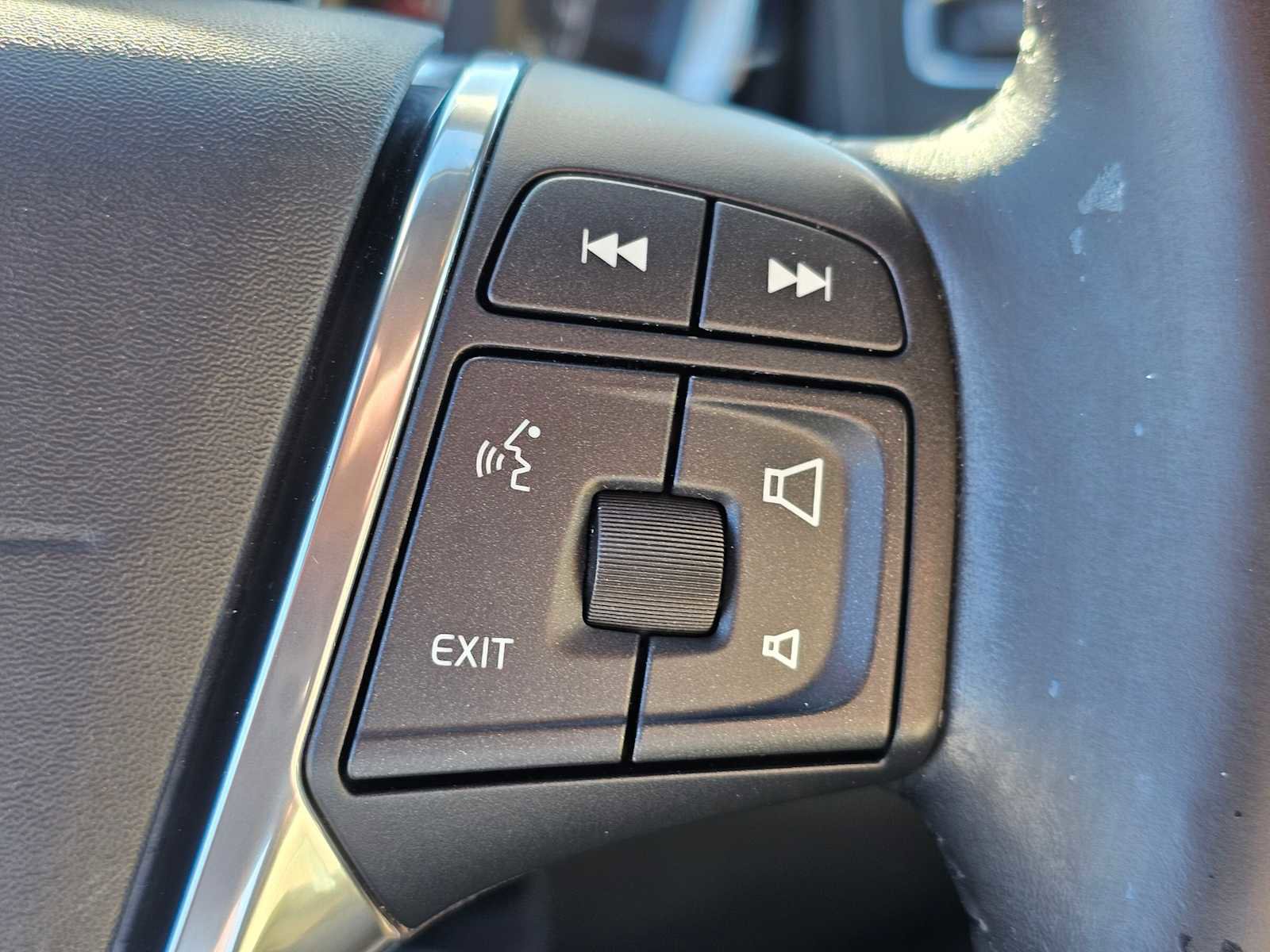 Used 2016 Volvo XC60 T6 Platinum w/ Climate Package image 25