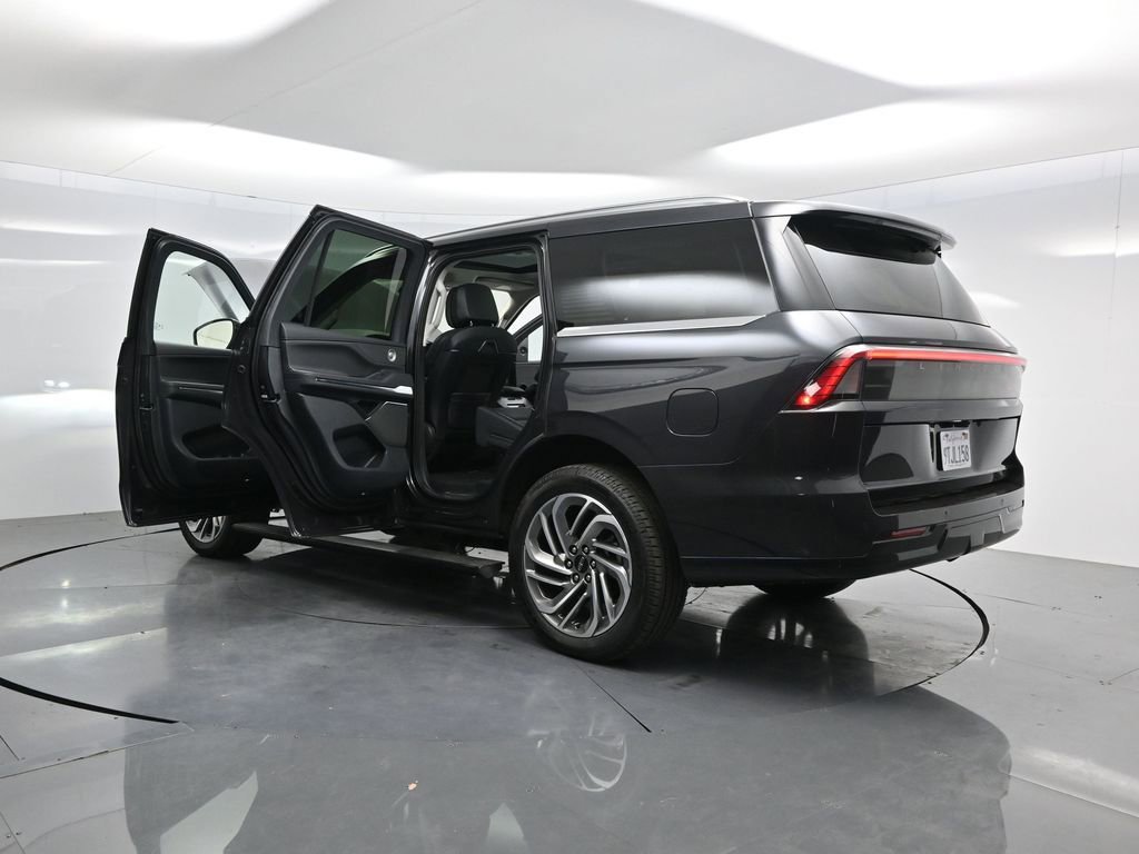Used 2025 Lincoln Navigator Reserve AWD/4WD image 42