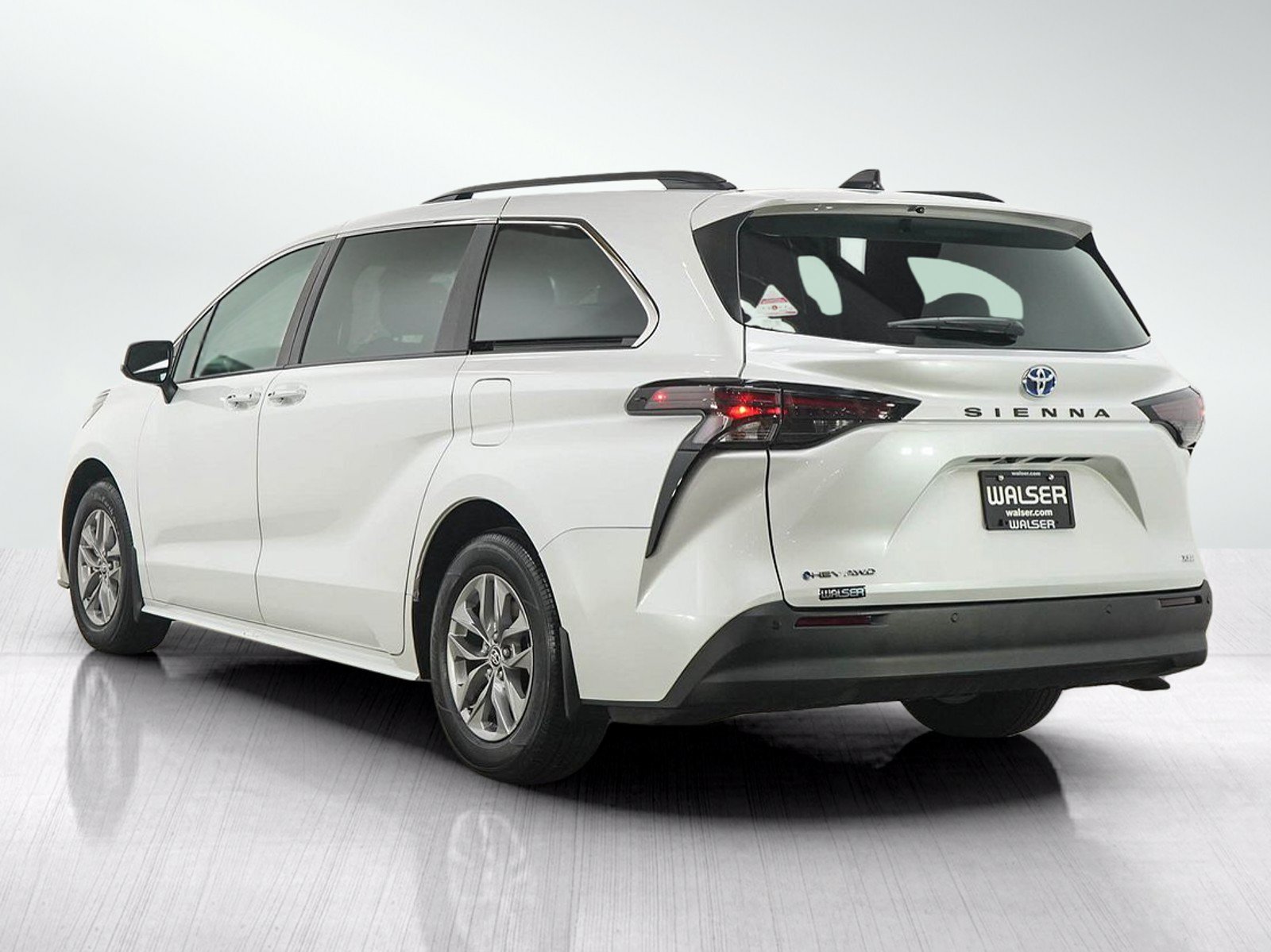 Used 2025 Toyota Sienna XLE w/ XLE Plus Package AWD/4WD image 3