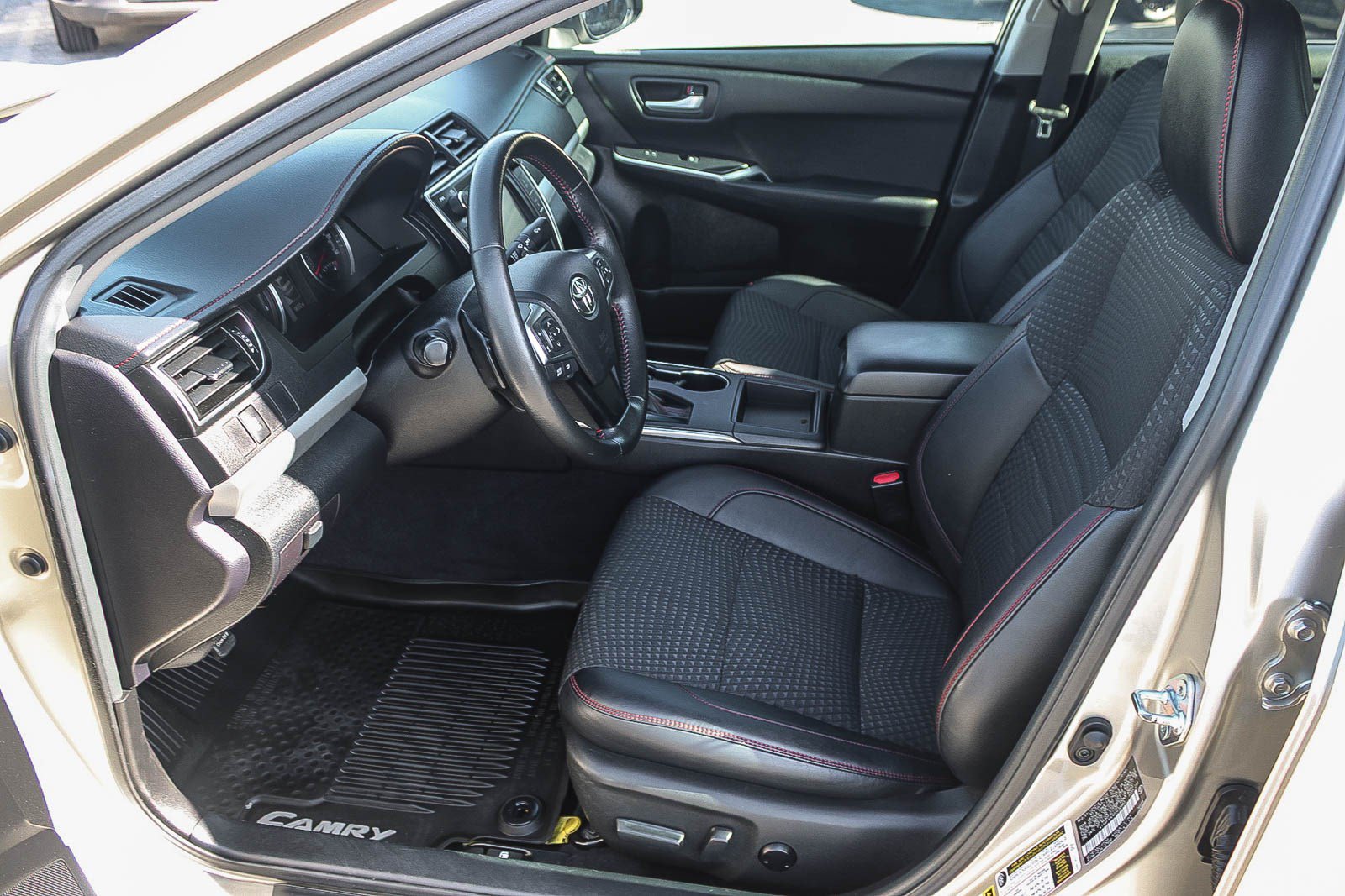 Used 2015 Toyota Camry SE FWD image 18