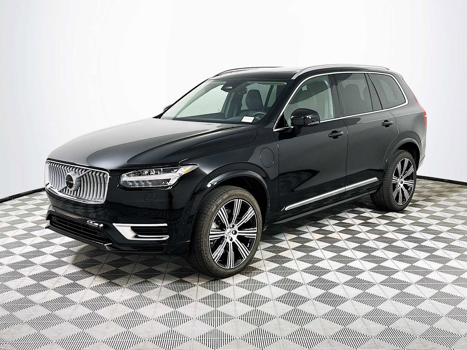 Certified 2025 Volvo XC90 T8 Plus w/ Protection Package Premier image 3