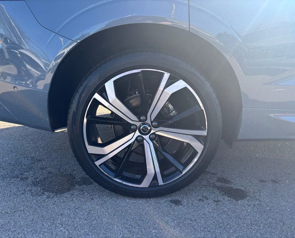 Certified 2024 Volvo XC60 B5 Ultimate w/ Climate Package image 31