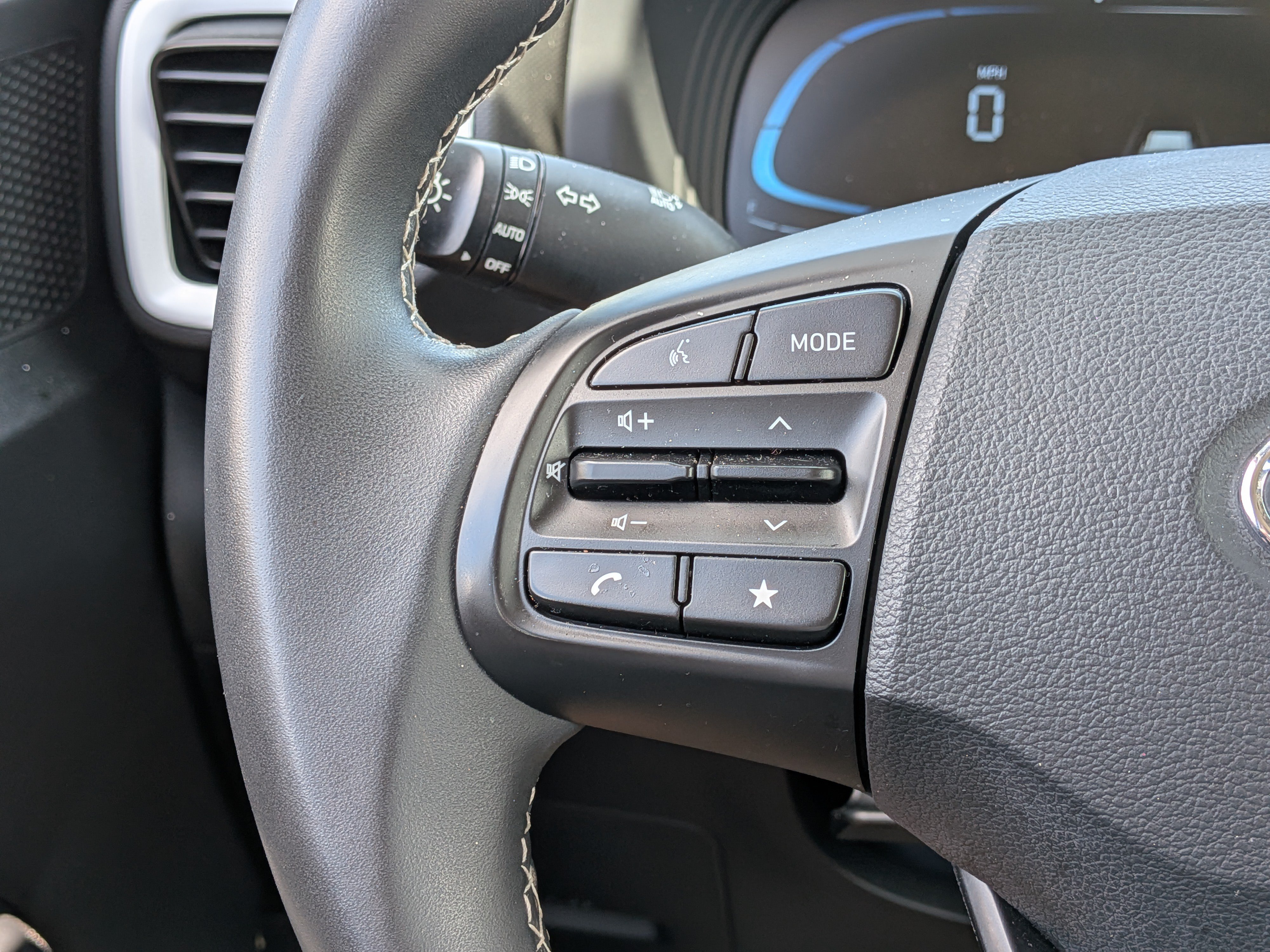 Used 2025 Hyundai Venue Limited FWD image 24