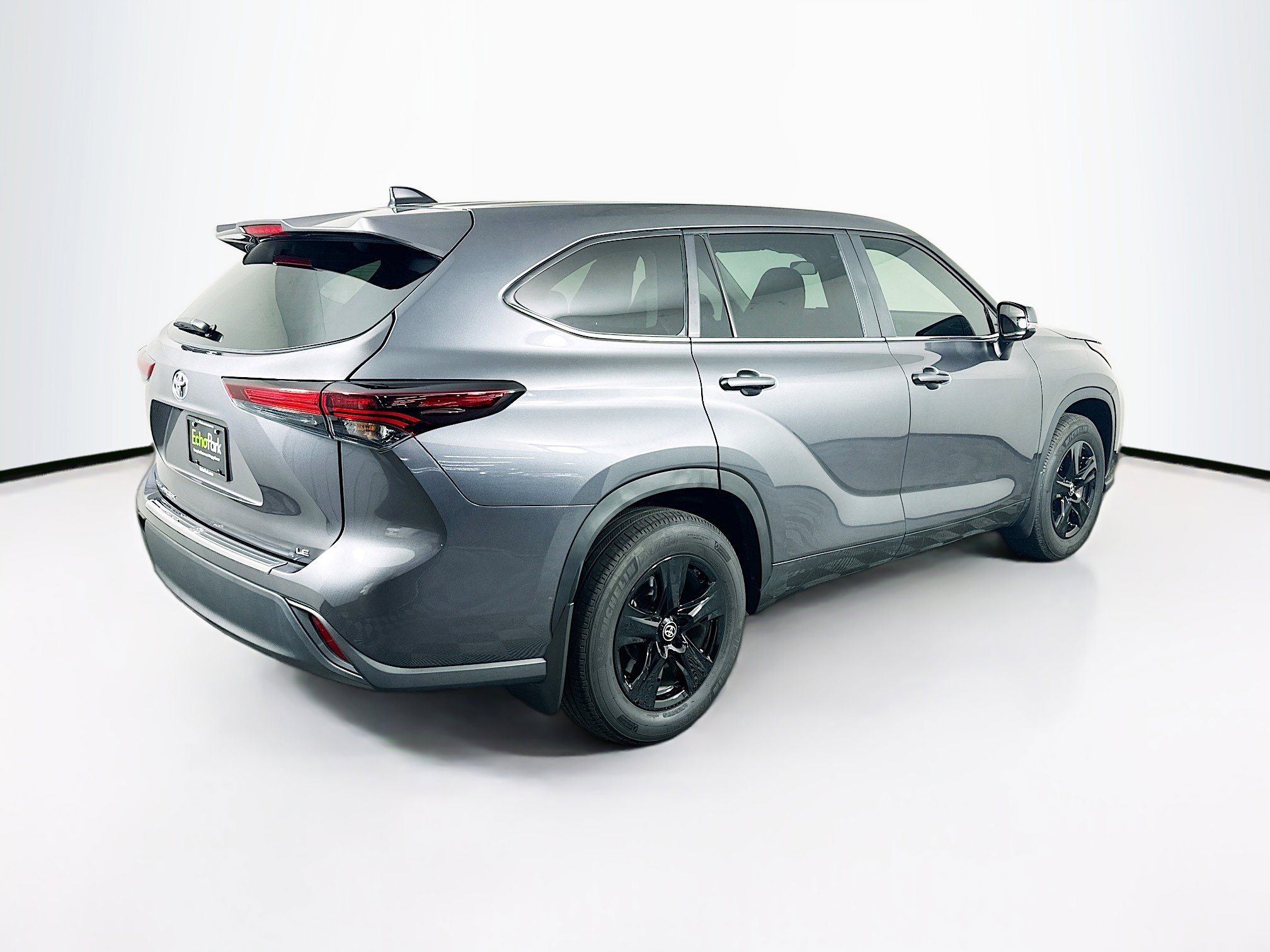 Used 2024 Toyota Highlander LE image 9