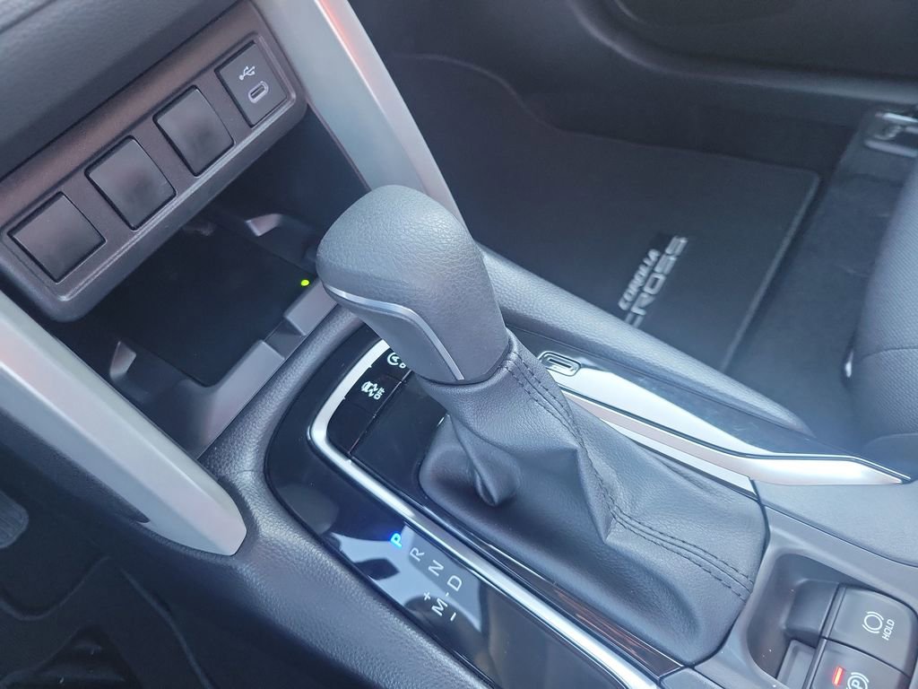Certified 2025 Toyota Corolla Cross LE image 28