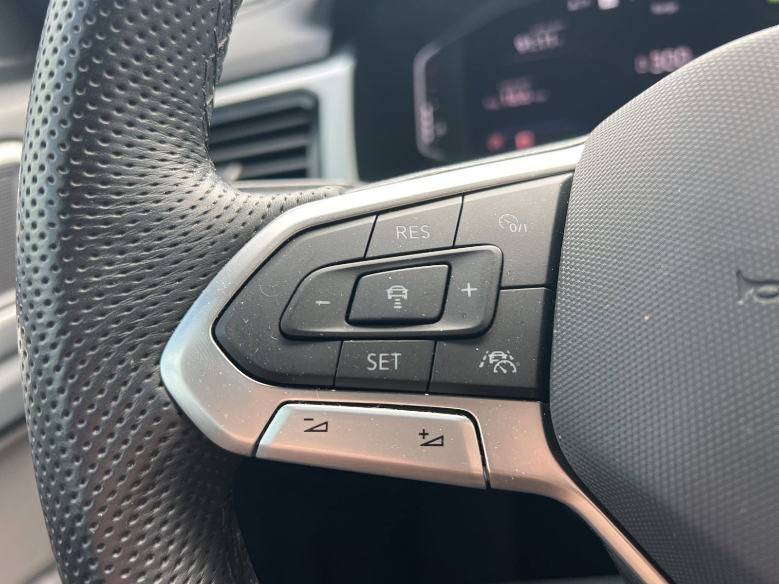 Certified 2023 Volkswagen Atlas Cross Sport SEL R-Line AWD/4WD image 25