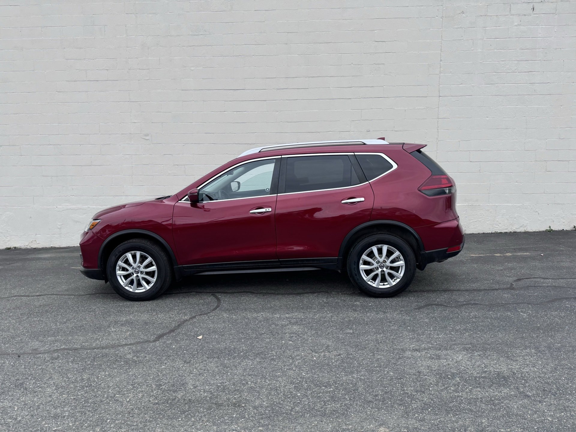 Used 2020 Nissan Rogue SV image 2