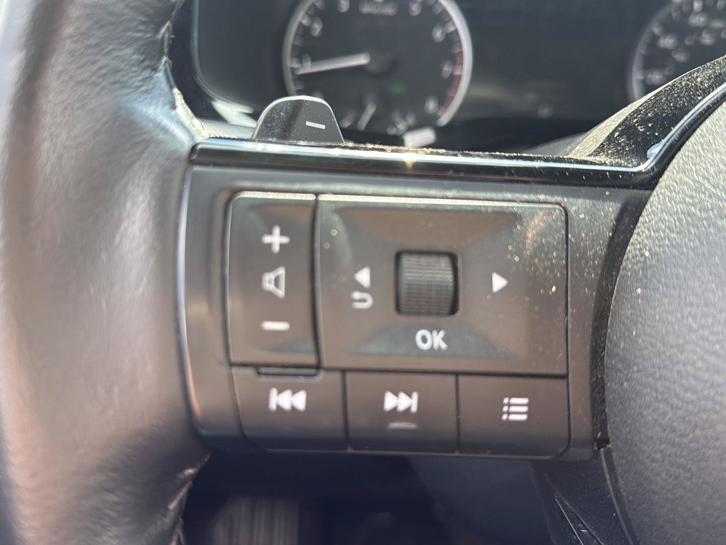 Used 2024 Nissan Pathfinder SL FWD image 12