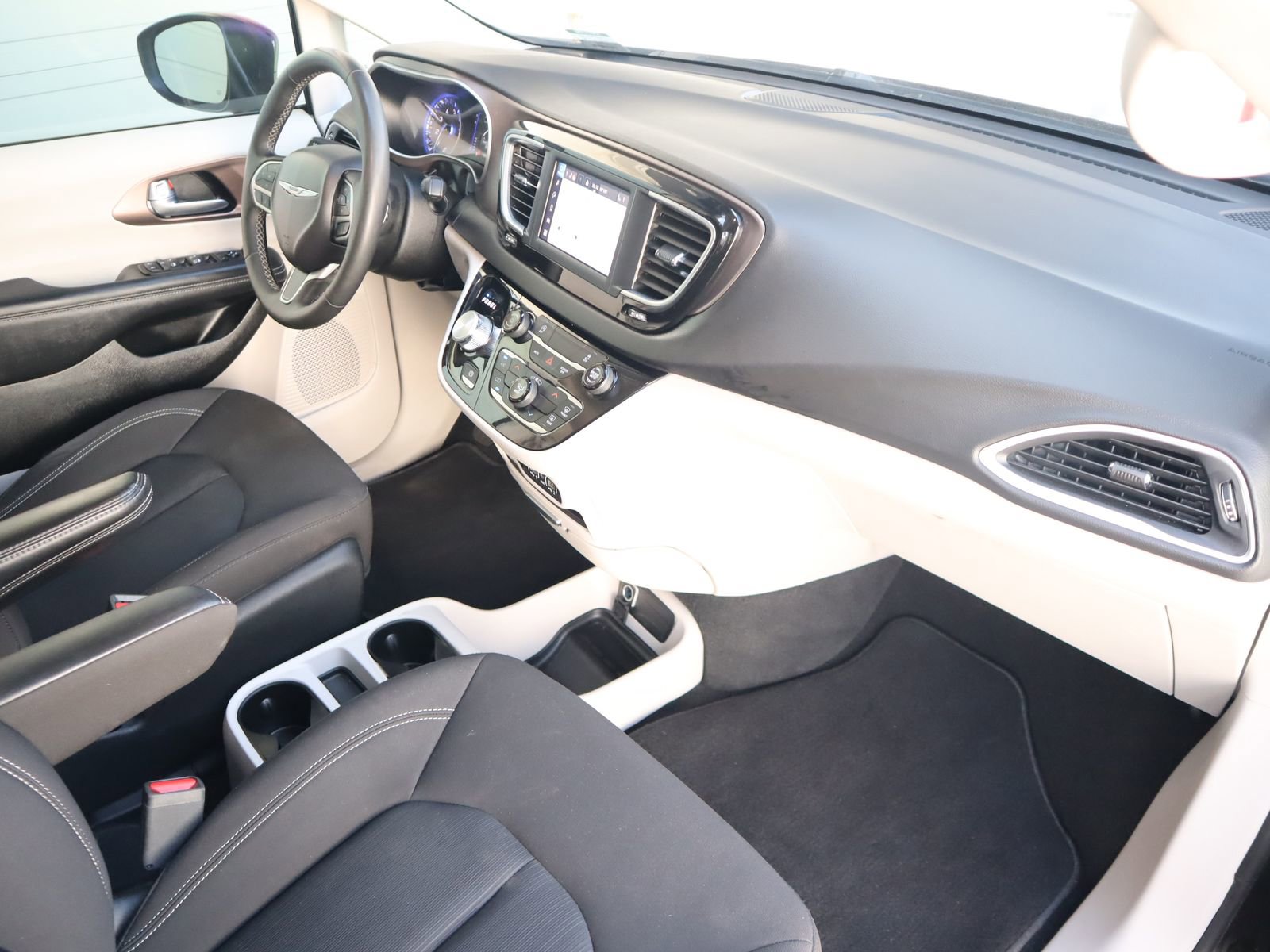 Used 2024 Chrysler Voyager LX image 51