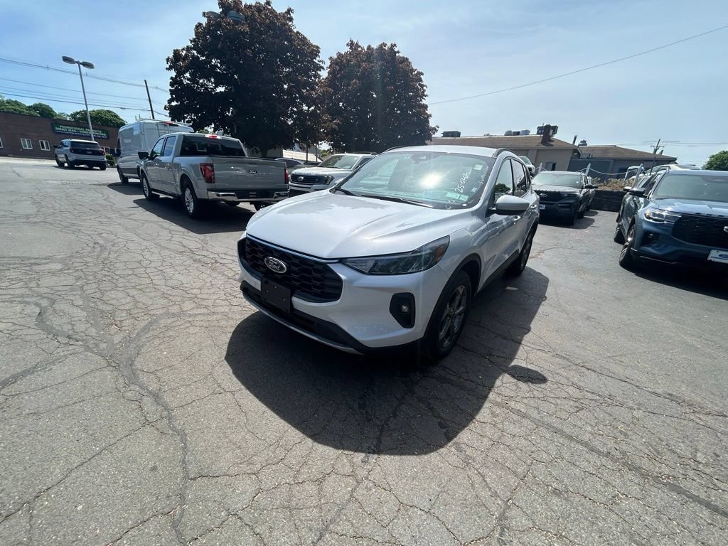 Used 2025 Ford Escape ST-Line Select AWD/4WD image 3