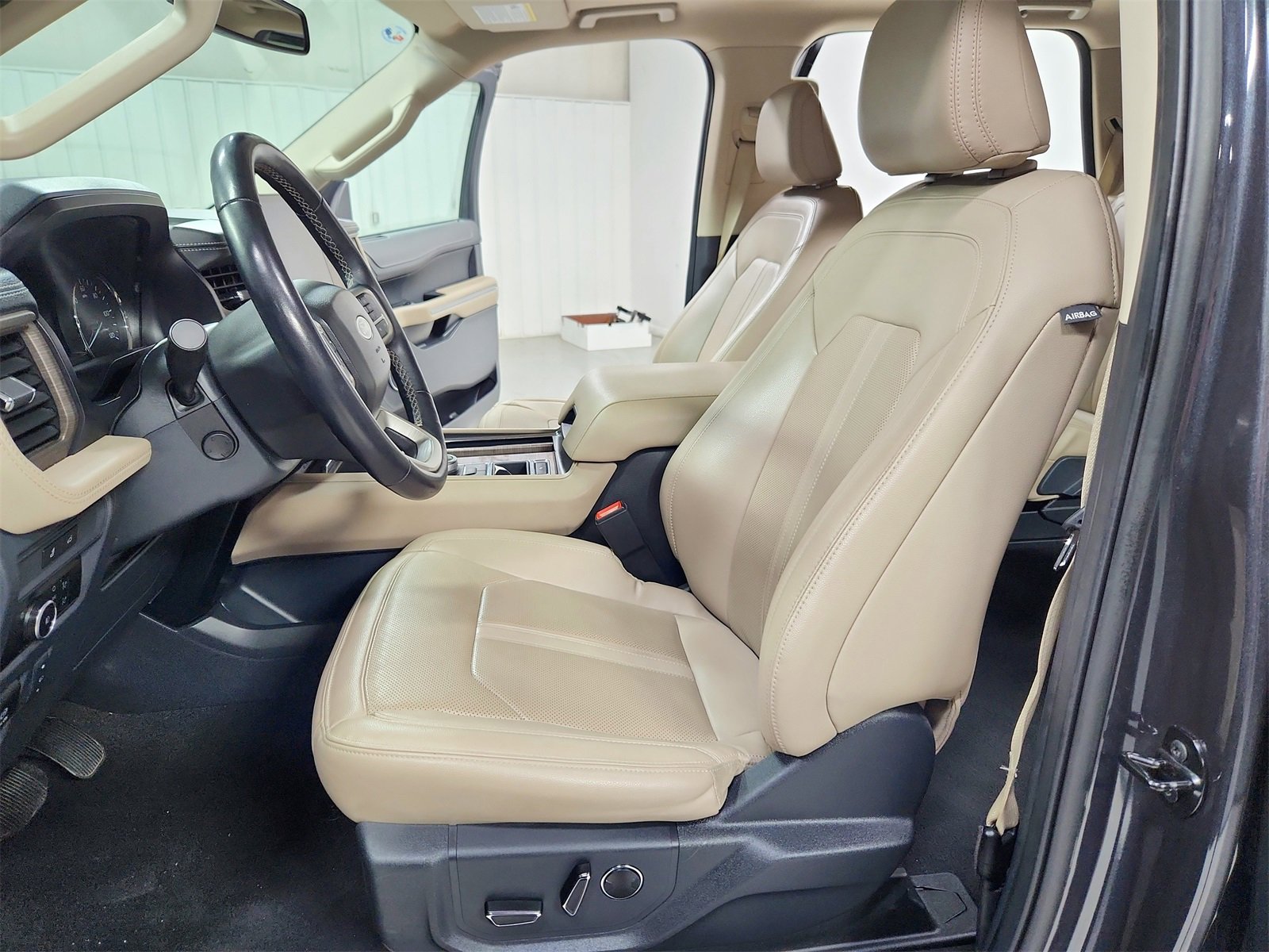 Used 2024 Ford Expedition Limited image 19