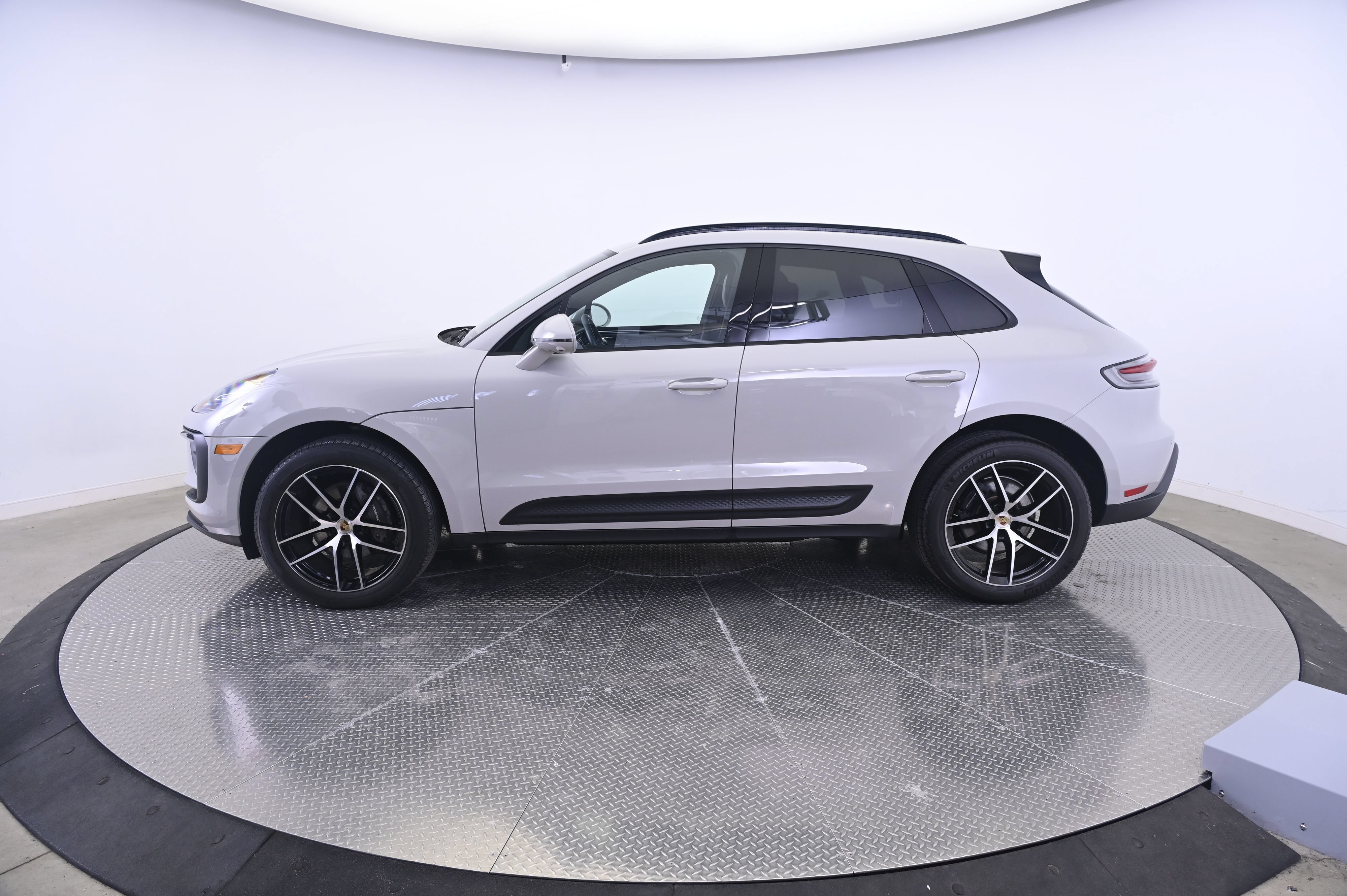Certified 2023 Porsche Macan AWD/4WD image 2