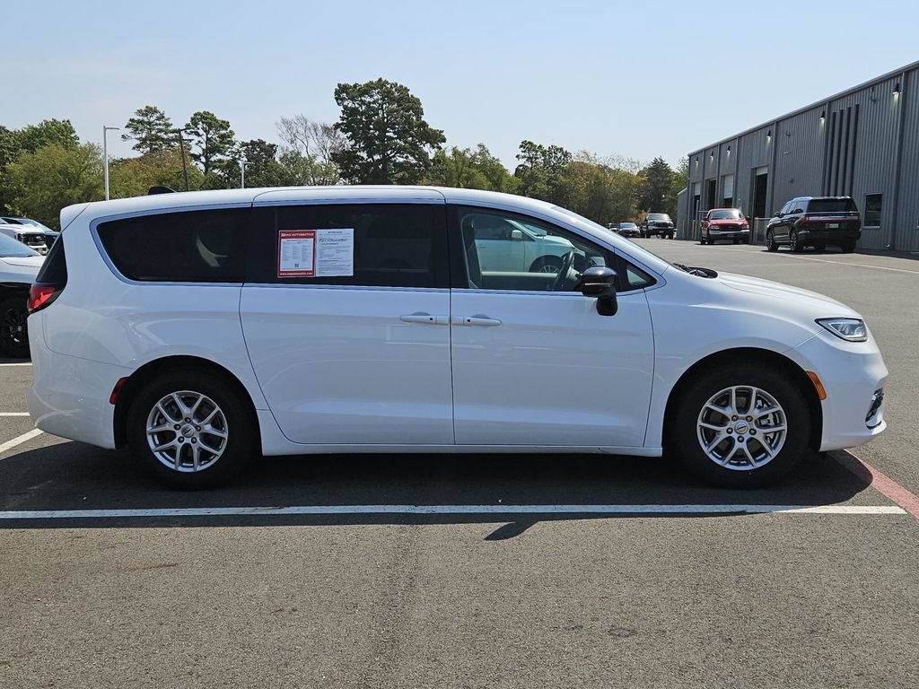 Used 2024 Chrysler Pacifica Touring-L FWD image 12