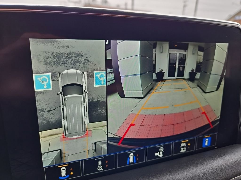 Used 2023 GMC Yukon SLT w/ SLT Premium Package image 30