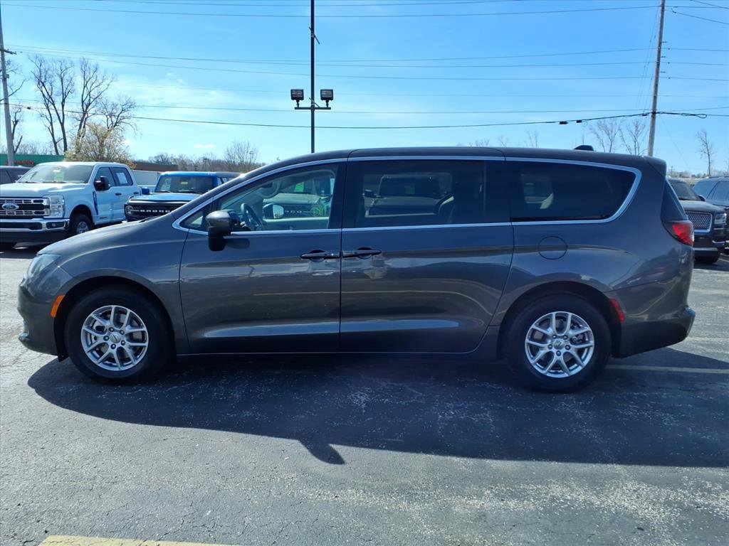 Used 2023 Chrysler Voyager LX image 5