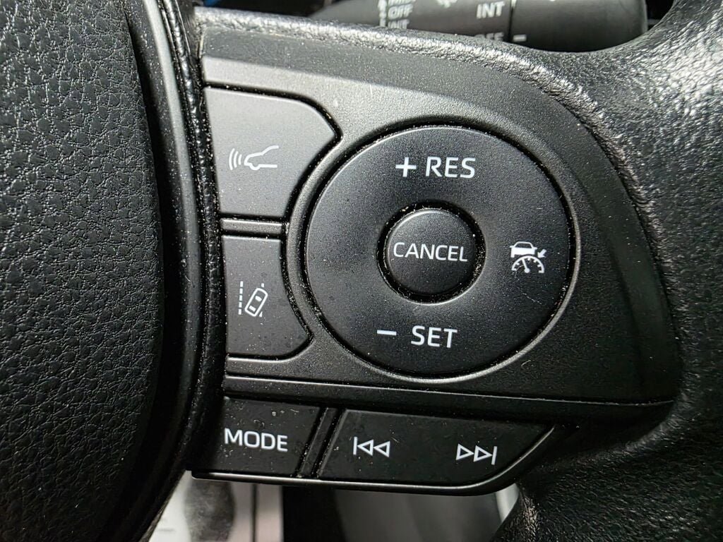 Used 2021 Toyota RAV4 LE AWD/4WD image 15