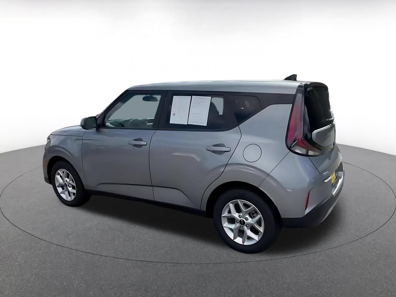 Used 2025 Kia Soul LX w/ LX Technology Package FWD image 10