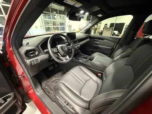 Used 2025 Honda Pilot TrailSport image 13