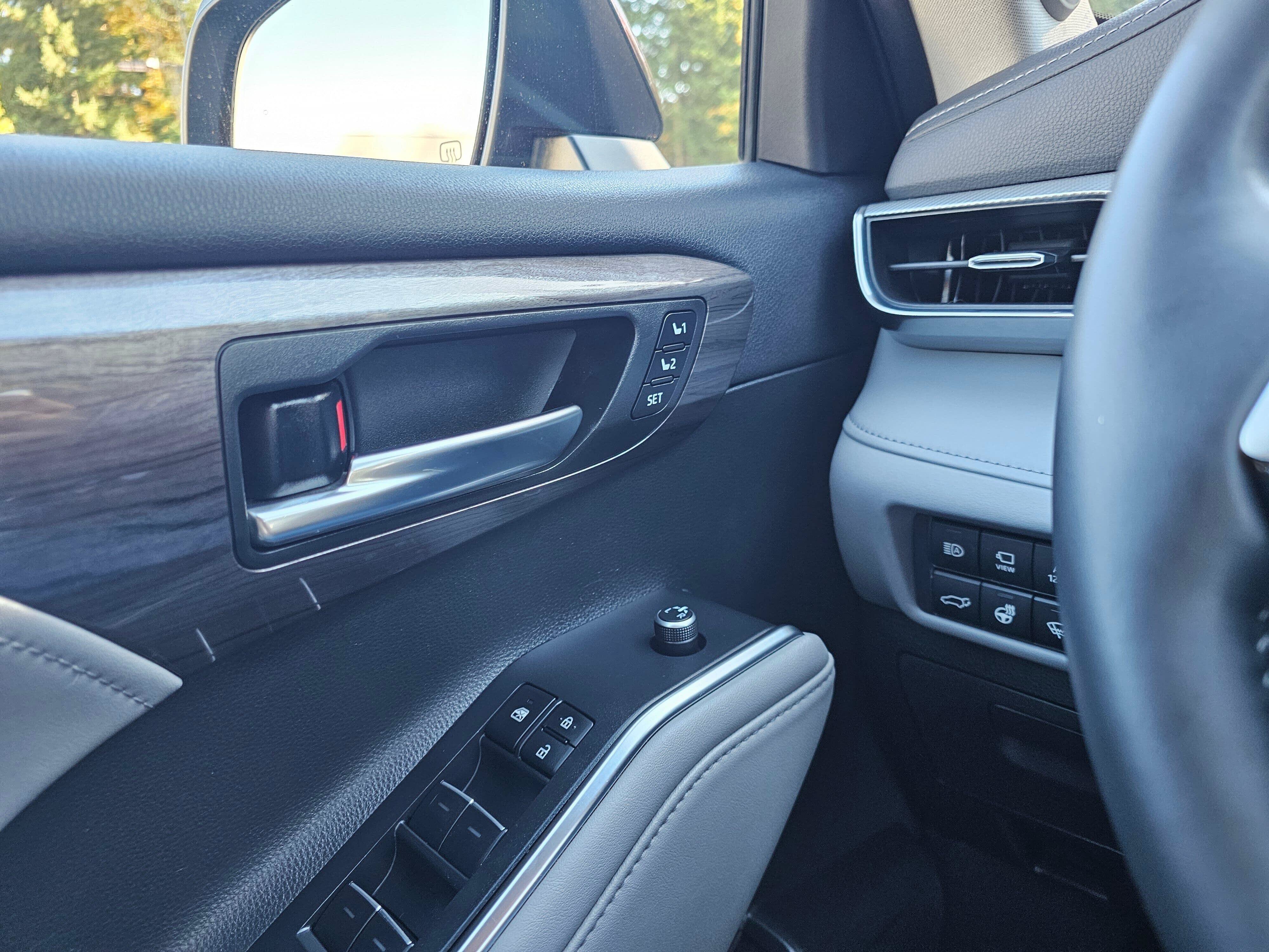Used 2022 Toyota Highlander Platinum AWD/4WD image 31