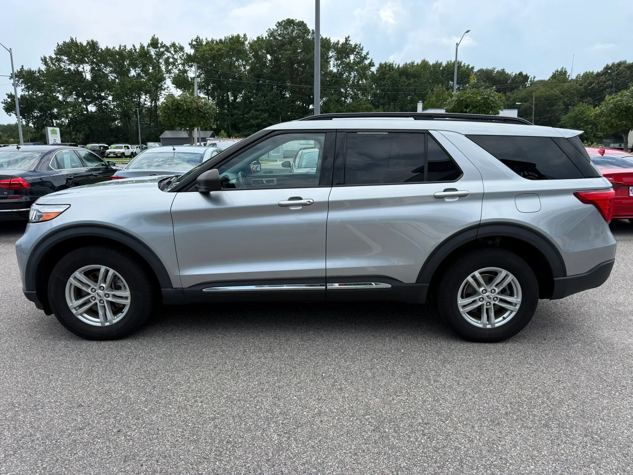 Used 2022 Ford Explorer XLT w/ Equipment Group 202A AWD/4WD image 4