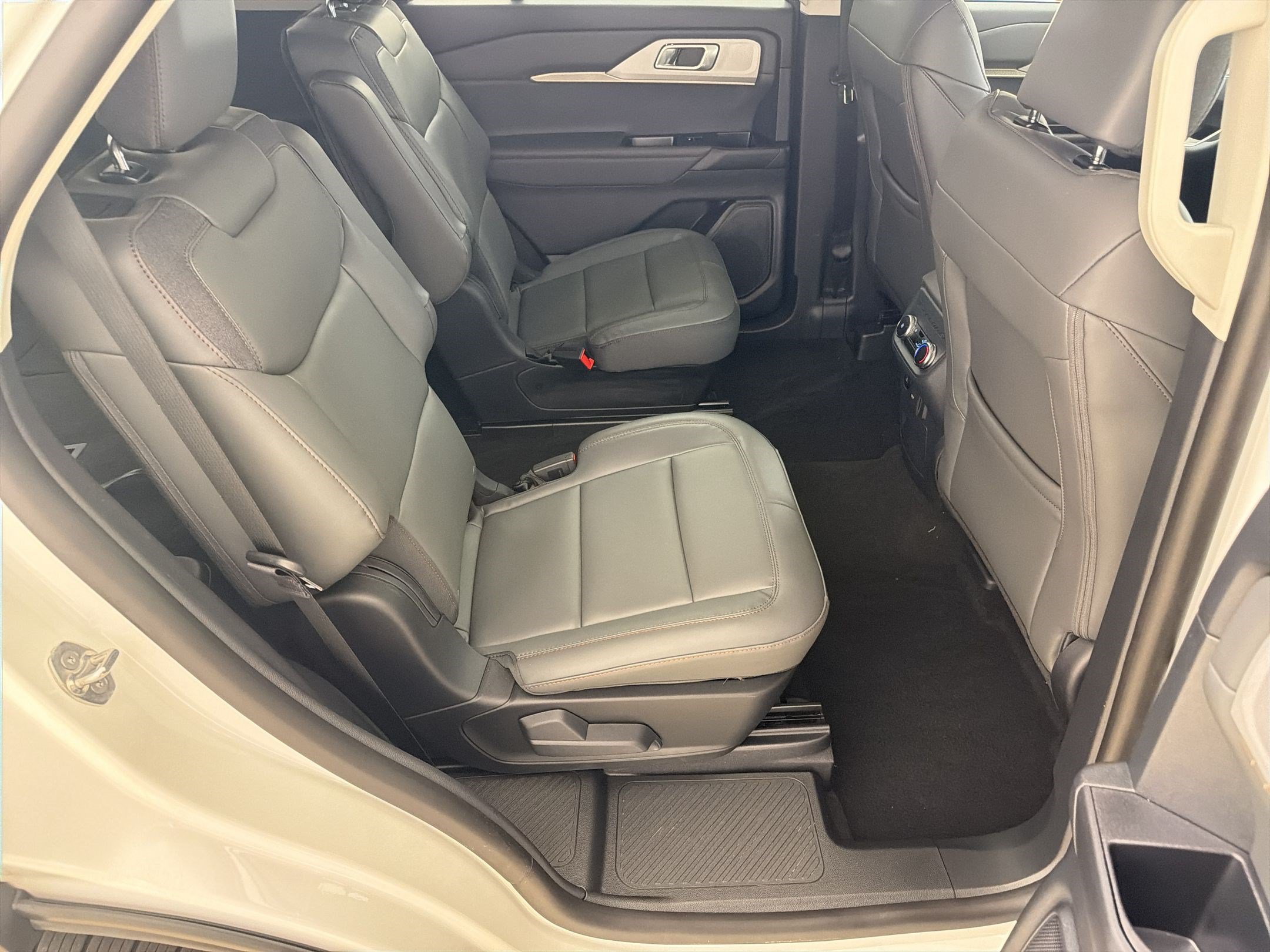 New 2026 Ford Explorer Active w/ Active Comfort Package RWD image 27